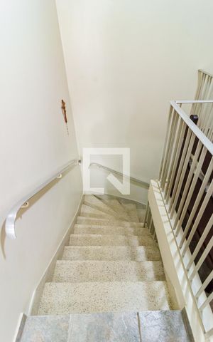 Casa à venda com 400m², 6 quartos e 3 vagas Casa à venda com 400m², 6 quartos e 3 vagasEscadas Casa 1