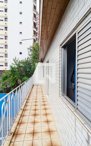 Casa à venda com 400m², 6 quartos e 3 vagas Casa à venda com 400m², 6 quartos e 3 vagasVaranda Casa 2