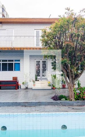 Casa à venda com 400m², 6 quartos e 3 vagas Casa à venda com 400m², 6 quartos e 3 vagasPiscina