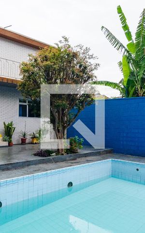 Casa à venda com 400m², 6 quartos e 3 vagas Casa à venda com 400m², 6 quartos e 3 vagasPiscina