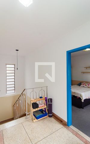 Casa à venda com 400m², 6 quartos e 3 vagas Casa à venda com 400m², 6 quartos e 3 vagasEscadas Casa 2