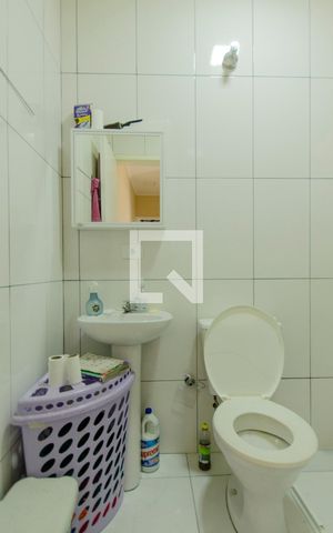 Casa à venda com 70m², 2 quartos e sem vaga Casa à venda com 70m², 2 quartos e sem vagaBanheiro