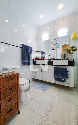 Casa à venda com 250m², 4 quartos e 2 vagas Casa à venda com 250m², 4 quartos e 2 vagasBanheiro da Suíte