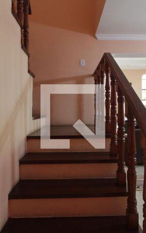 Casa à venda com 1000m², 3 quartos e 6 vagasEscada 