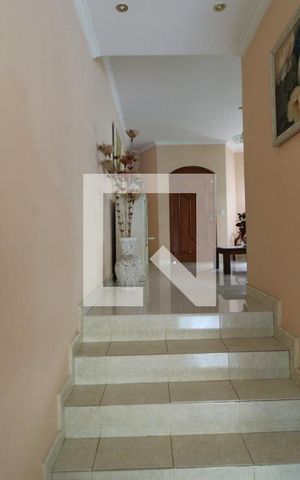 Casa à venda com 1000m², 3 quartos e 6 vagasEscada