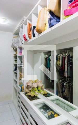 Casa de condomínio à venda com 380m², 3 quartos e 1 vaga Casa de condomínio à venda com 380m², 3 quartos e 1 vagaCloset da Suíte 1