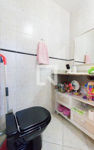 Casa de condomínio à venda com 380m², 3 quartos e 1 vaga Casa de condomínio à venda com 380m², 3 quartos e 1 vagaBanheiro da Suíte 2