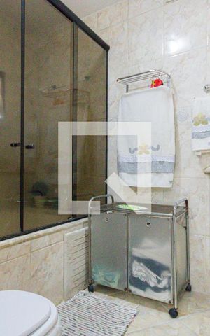 Casa de condomínio à venda com 380m², 3 quartos e 1 vaga Casa de condomínio à venda com 380m², 3 quartos e 1 vagaBanheiro da Suíte 1