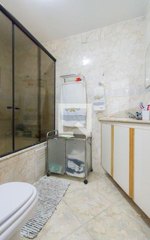 Casa de condomínio à venda com 380m², 3 quartos e 1 vaga Casa de condomínio à venda com 380m², 3 quartos e 1 vagaBanheiro da Suíte 1