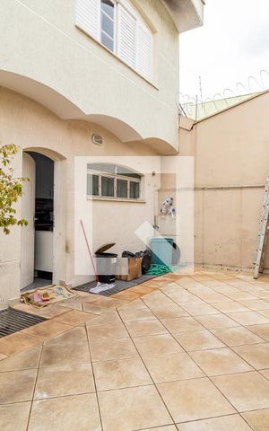 Casa à venda com 486m², 4 quartos e 6 vagas Casa à venda com 486m², 4 quartos e 6 vagasÁrea externa