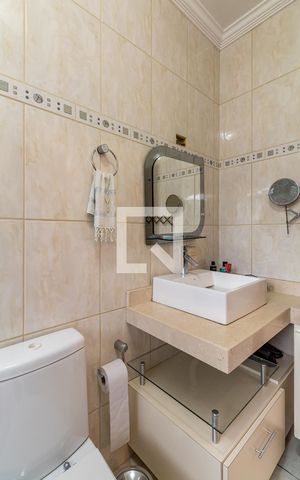 Casa à venda com 486m², 4 quartos e 6 vagas Casa à venda com 486m², 4 quartos e 6 vagasBanheiro da Suíte 2