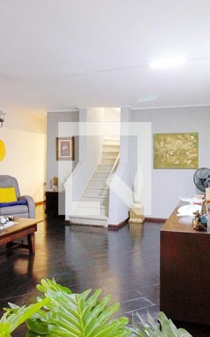 Casa para alugar com 780m², 4 quartos e 5 vagas Casa para alugar com 780m², 4 quartos e 5 vagasSala