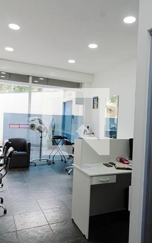 Casa para alugar com 780m², 4 quartos e 5 vagas Casa para alugar com 780m², 4 quartos e 5 vagasEdícula lateral
