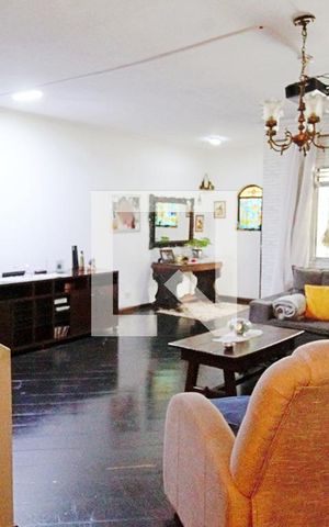 Casa para alugar com 780m², 4 quartos e 5 vagas Casa para alugar com 780m², 4 quartos e 5 vagasSala