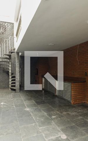 Casa à venda com 220m², 4 quartos e 3 vagas Casa à venda com 220m², 4 quartos e 3 vagasQuintal - Churrasqueira