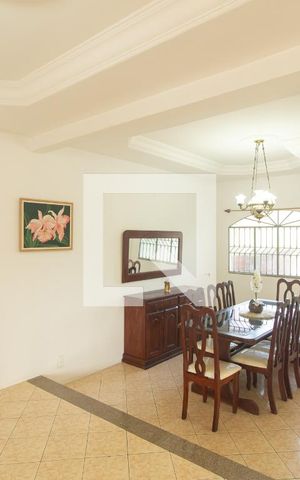 Casa à venda com 360m², 3 quartos e 3 vagas Casa à venda com 360m², 3 quartos e 3 vagasSala
