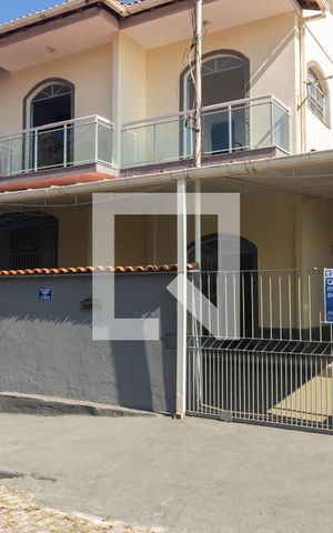 Casa à venda com 360m², 3 quartos e 3 vagas Casa à venda com 360m², 3 quartos e 3 vagasFachada