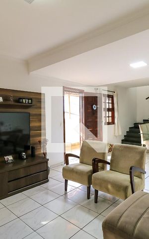Casa à venda com 125m², 3 quartos e 3 vagas Casa à venda com 125m², 3 quartos e 3 vagasSala