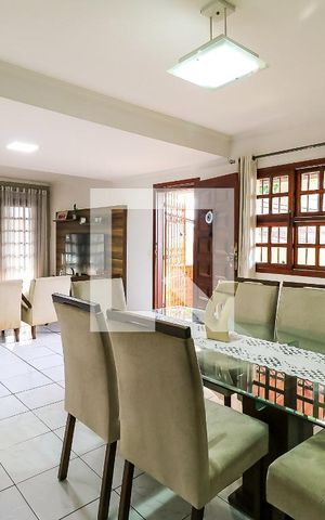 Casa à venda com 125m², 3 quartos e 3 vagas Casa à venda com 125m², 3 quartos e 3 vagasSala