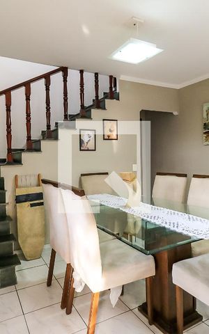 Casa à venda com 125m², 3 quartos e 3 vagas Casa à venda com 125m², 3 quartos e 3 vagasSala