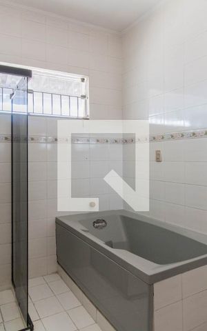 Casa à venda com 401m², 4 quartos e 4 vagas Casa à venda com 401m², 4 quartos e 4 vagasBanheiro da Suíte