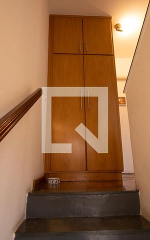 Casa de condomínio à venda com 128m², 3 quartos e 2 vagas Casa de condomínio à venda com 128m², 3 quartos e 2 vagasEscada