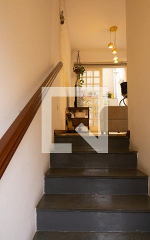 Casa de condomínio à venda com 128m², 3 quartos e 2 vagas Casa de condomínio à venda com 128m², 3 quartos e 2 vagasEscada