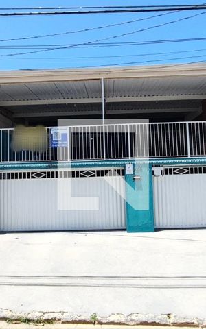 Casa à venda com 250m², 3 quartos e 3 vagas Casa à venda com 250m², 3 quartos e 3 vagasFachada