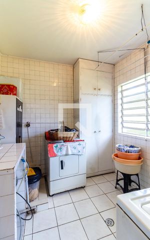 Casa à venda com 230m², 4 quartos e 6 vagas Casa à venda com 230m², 4 quartos e 6 vagasÁrea de Serviço