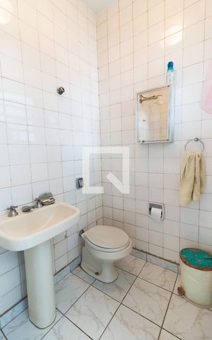 Casa à venda com 230m², 4 quartos e 6 vagas Casa à venda com 230m², 4 quartos e 6 vagasBanheiro Serviço