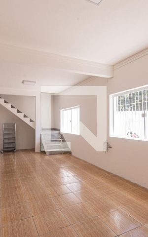 Casa à venda com 290m², 5 quartos e 3 vagas Casa à venda com 290m², 5 quartos e 3 vagasSala