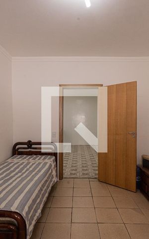 Casa à venda com 290m², 5 quartos e 3 vagas Casa à venda com 290m², 5 quartos e 3 vagasQuarto 5