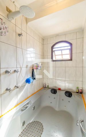 Casa à venda com 350m², 3 quartos e 3 vagas Casa à venda com 350m², 3 quartos e 3 vagasBanheiro da Suíte 1