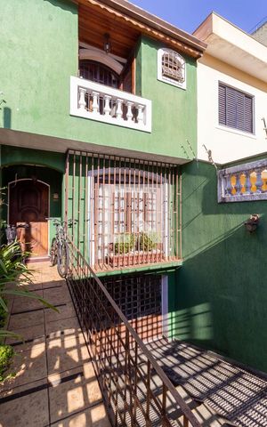 Casa à venda com 350m², 3 quartos e 3 vagas Casa à venda com 350m², 3 quartos e 3 vagasFachada