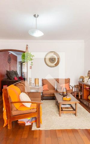 Casa à venda com 350m², 3 quartos e 3 vagas Casa à venda com 350m², 3 quartos e 3 vagasSala de Estar