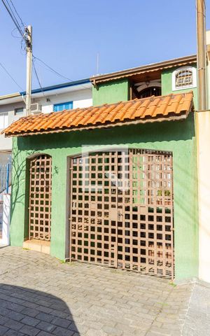 Casa à venda com 350m², 3 quartos e 3 vagas Casa à venda com 350m², 3 quartos e 3 vagasFachada