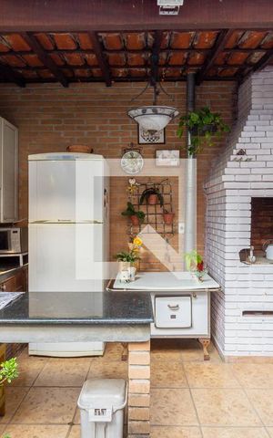 Casa à venda com 350m², 3 quartos e 3 vagas Casa à venda com 350m², 3 quartos e 3 vagasChurrasqueira