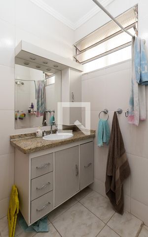 Casa para alugar com 240m², 3 quartos e 4 vagasBanheiro Social