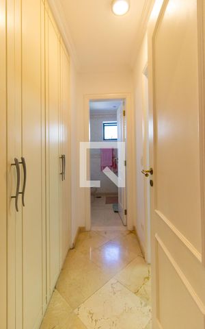 Apartamento à venda com 303m², 4 quartos e 4 vagas Apartamento à venda com 303m², 4 quartos e 4 vagasCloset da Suíte 02