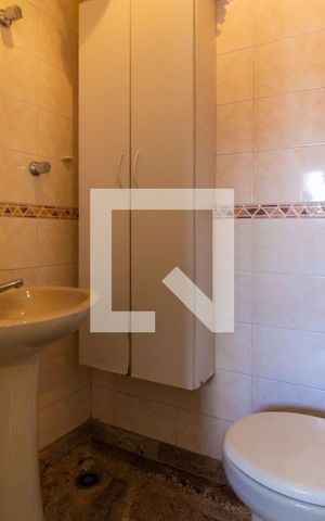 Apartamento à venda com 303m², 4 quartos e 4 vagas Apartamento à venda com 303m², 4 quartos e 4 vagasBanheiro de Serviço
