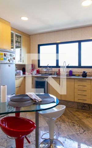 Apartamento à venda com 303m², 4 quartos e 4 vagas Apartamento à venda com 303m², 4 quartos e 4 vagasCozinha