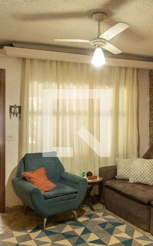 Casa à venda com 210m², 3 quartos e 2 vagas Casa à venda com 210m², 3 quartos e 2 vagasSala