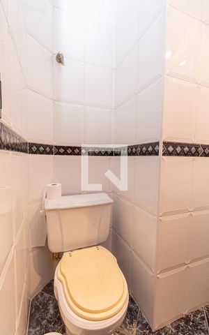 Casa de condomínio à venda com 450m², 4 quartos e 4 vagas Casa de condomínio à venda com 450m², 4 quartos e 4 vagasLavabo Sala de TV