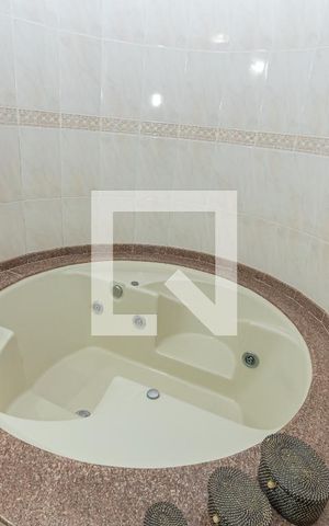 Casa de condomínio à venda com 450m², 4 quartos e 4 vagas Casa de condomínio à venda com 450m², 4 quartos e 4 vagasBanheiro da Suíte 1