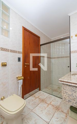 Casa de condomínio à venda com 450m², 4 quartos e 4 vagas Casa de condomínio à venda com 450m², 4 quartos e 4 vagasBanheiro da Suíte 4