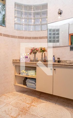 Casa de condomínio à venda com 450m², 4 quartos e 4 vagas Casa de condomínio à venda com 450m², 4 quartos e 4 vagasBanheiro da Suíte 3