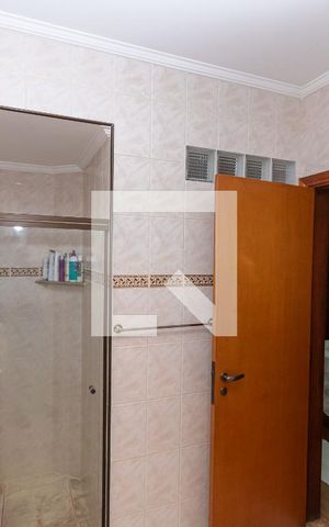 Casa de condomínio à venda com 450m², 4 quartos e 4 vagas Casa de condomínio à venda com 450m², 4 quartos e 4 vagasBanheiro da Suíte 3