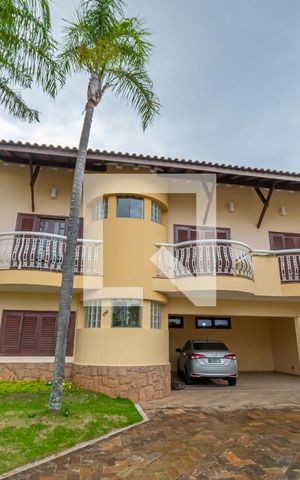 Casa de condomínio à venda com 450m², 4 quartos e 4 vagas Casa de condomínio à venda com 450m², 4 quartos e 4 vagasFachada/Garagem