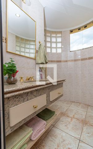 Casa de condomínio à venda com 450m², 4 quartos e 4 vagas Casa de condomínio à venda com 450m², 4 quartos e 4 vagasBanheiro da Suíte 4