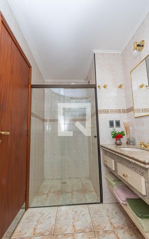 Casa de condomínio à venda com 450m², 4 quartos e 4 vagas Casa de condomínio à venda com 450m², 4 quartos e 4 vagasBanheiro da Suíte 4